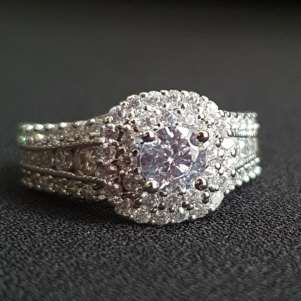 Gorgeous Inlaid Diamond Sparkling Ring